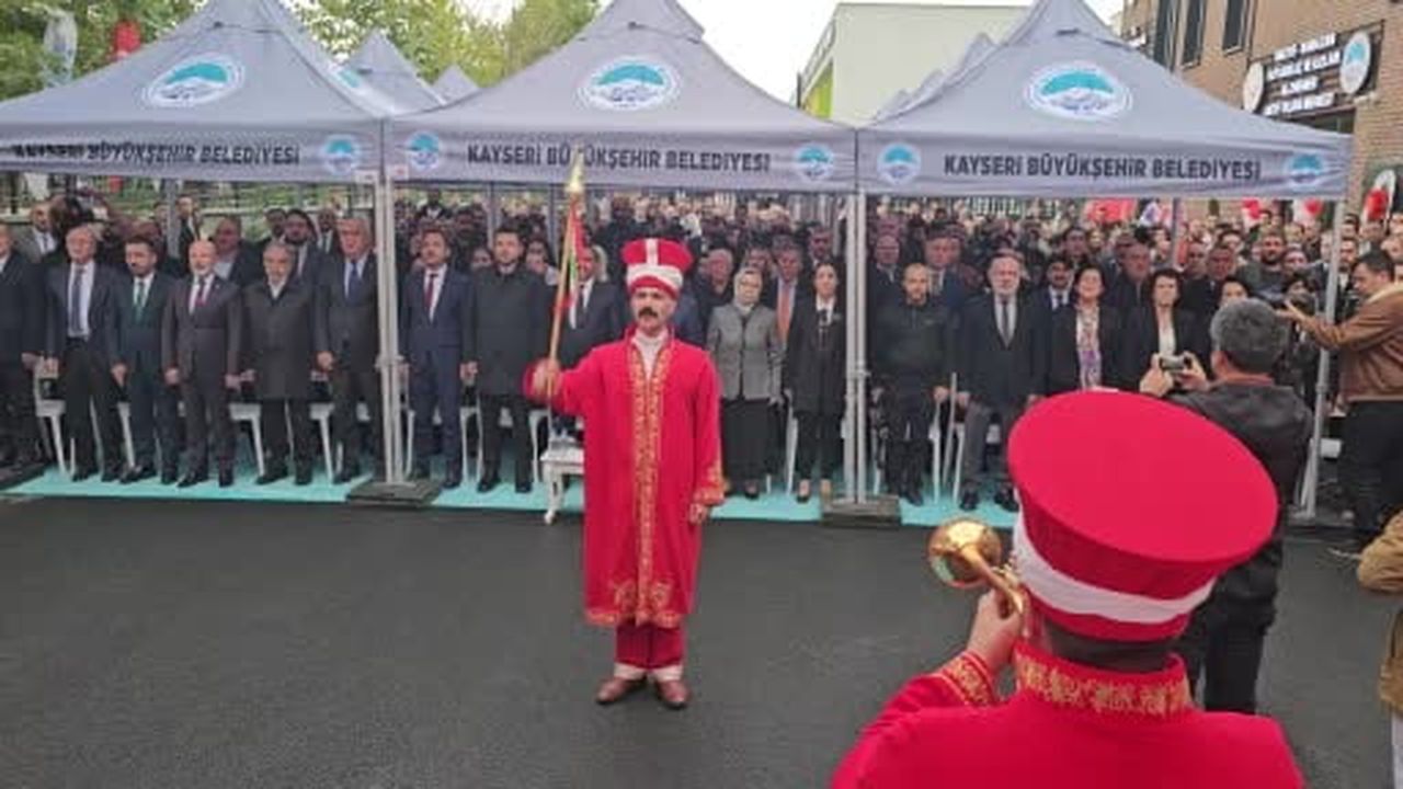 Kayseri Büyükşehir Belediye Başkanı Memduh Büyükkılıç, ağabeyinin yaptırdığı merkezin açılışında...