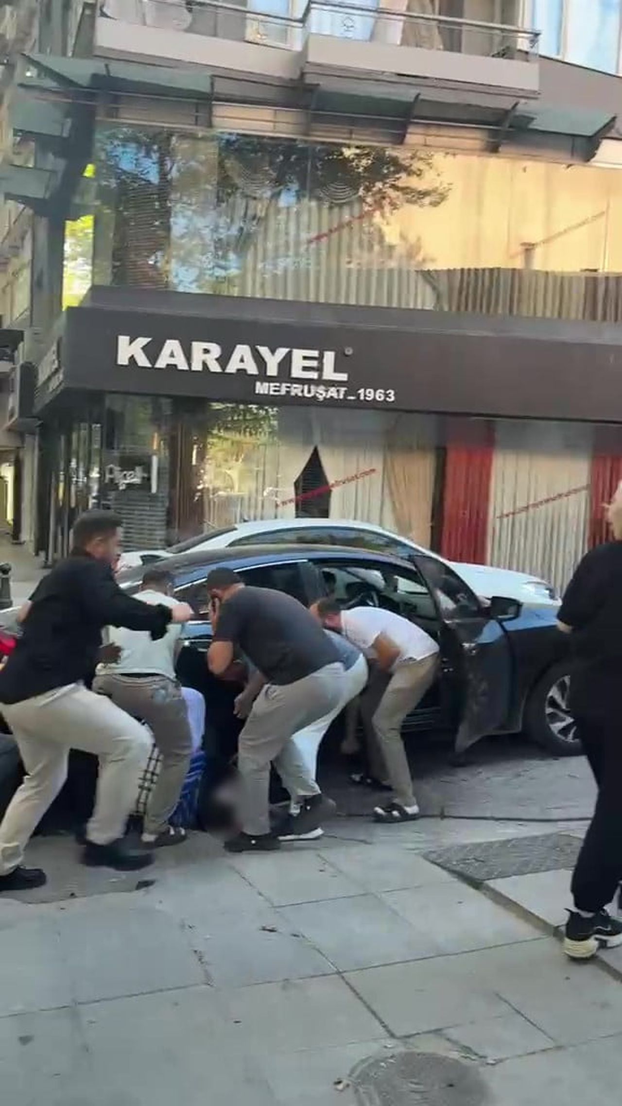 KOCAELİ'NİN İZMİT İLÇESİNDE DÖNÜŞ YAPAN OTOMOBİL, ANNESİYLE YOLUN KARŞISINA GEÇMEYE ÇALIŞAN ÇOCUĞA...