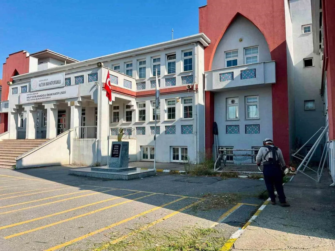 SAKARYA'NIN ERENLER İLÇESİNDE, YENİ EĞİTİM-ÖĞRETİM YILI ÖNCESİNDE OKUL BAHÇELERİNDE BAKIM VE ÇEVRE...