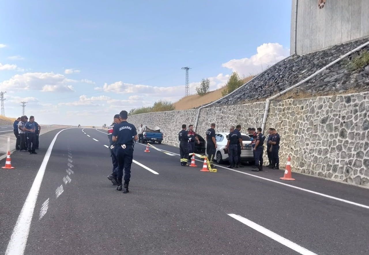 TEKİRDAĞ'IN HAYRABOLU İLÇESİNDE SEYİR HALİNDEKİ OTOMOBİLE SİLAHLA ATEŞ AÇILMASI SONUCU ARAÇ...
