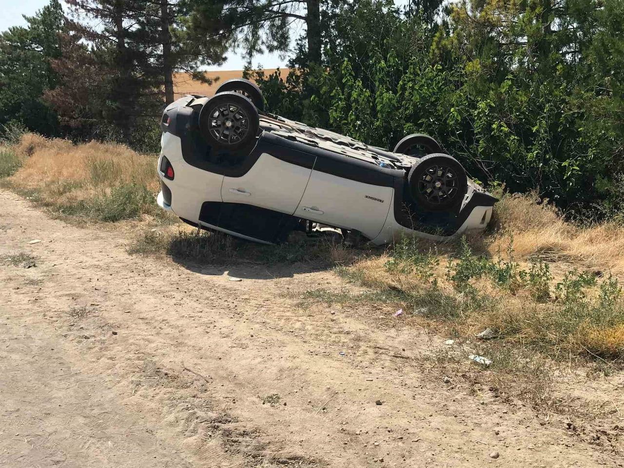 KONYA’NIN EREĞLİ İLÇESİNDE TIRIN PATLAYAN TEKERİNİN KARA YOLUNA SAVRULMASIYLA ARKADAN GELEN 2...