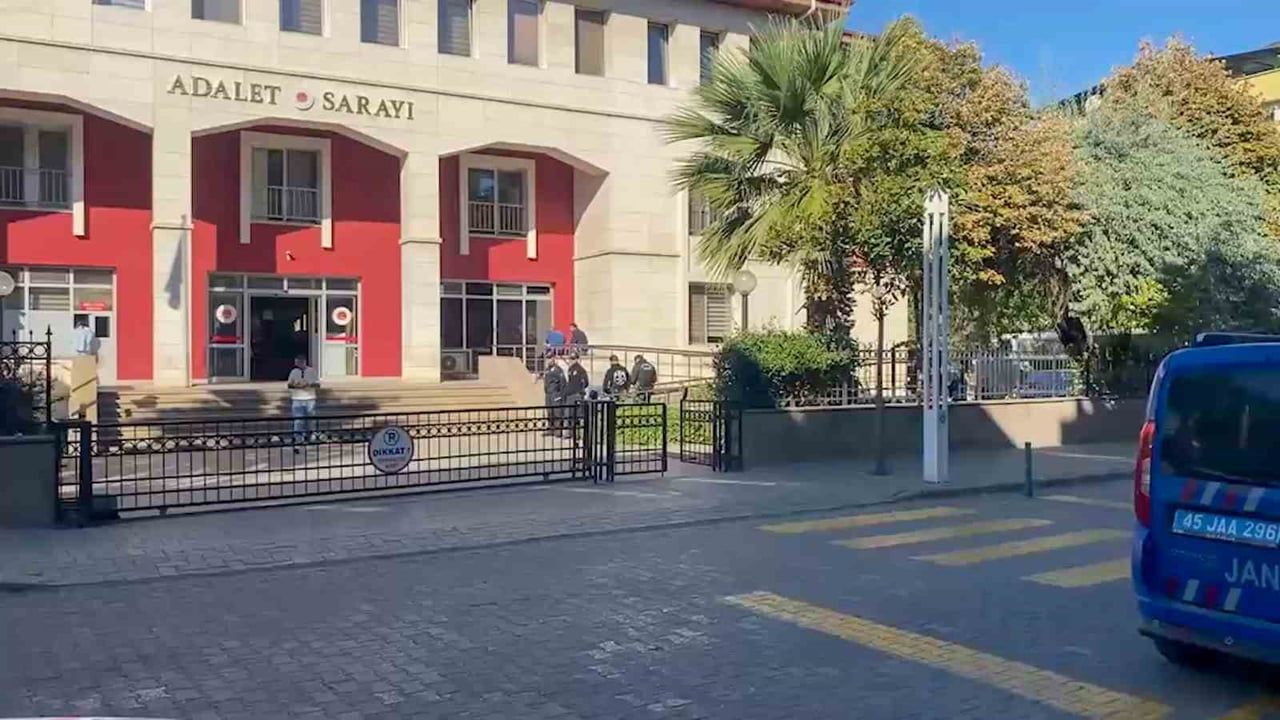 MANİSA'NIN TURGUTLU İLÇESİNDE BİR LİSENİN YAKINLARINDA MEYDANA GELEN VE 11 ÖĞRENCİNİN YARALANDIĞI...