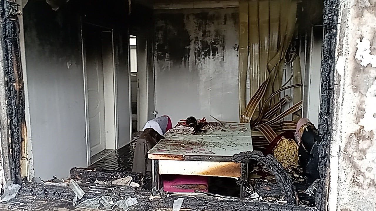 YEŞİLYURT İLÇESİNDE ÇIKAN YANGINDA EV KULLANILAMAZ HALE GELDİ.