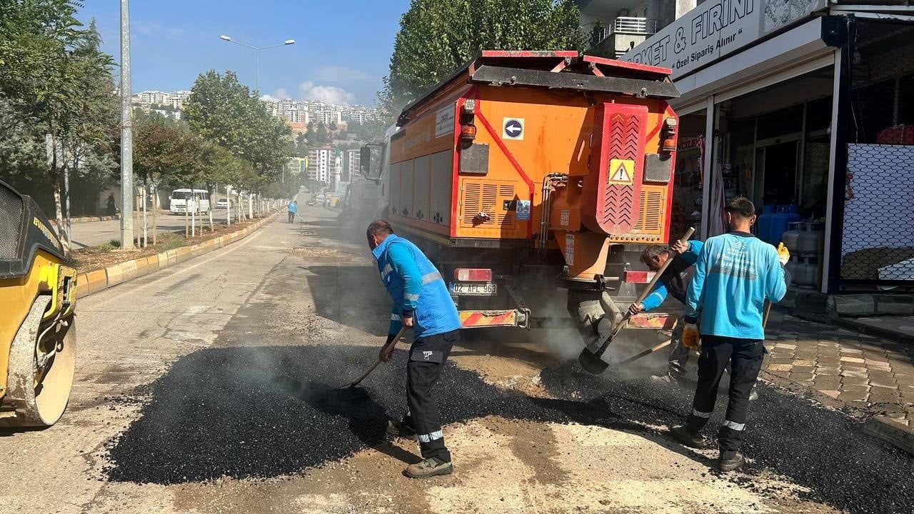 ADIYAMAN BELEDİYESİ FEN İŞLERİ MÜDÜRLÜĞÜ EKİPLERİ, KENT GENELİNDE ULAŞIM KONFORUNU VE YOL...