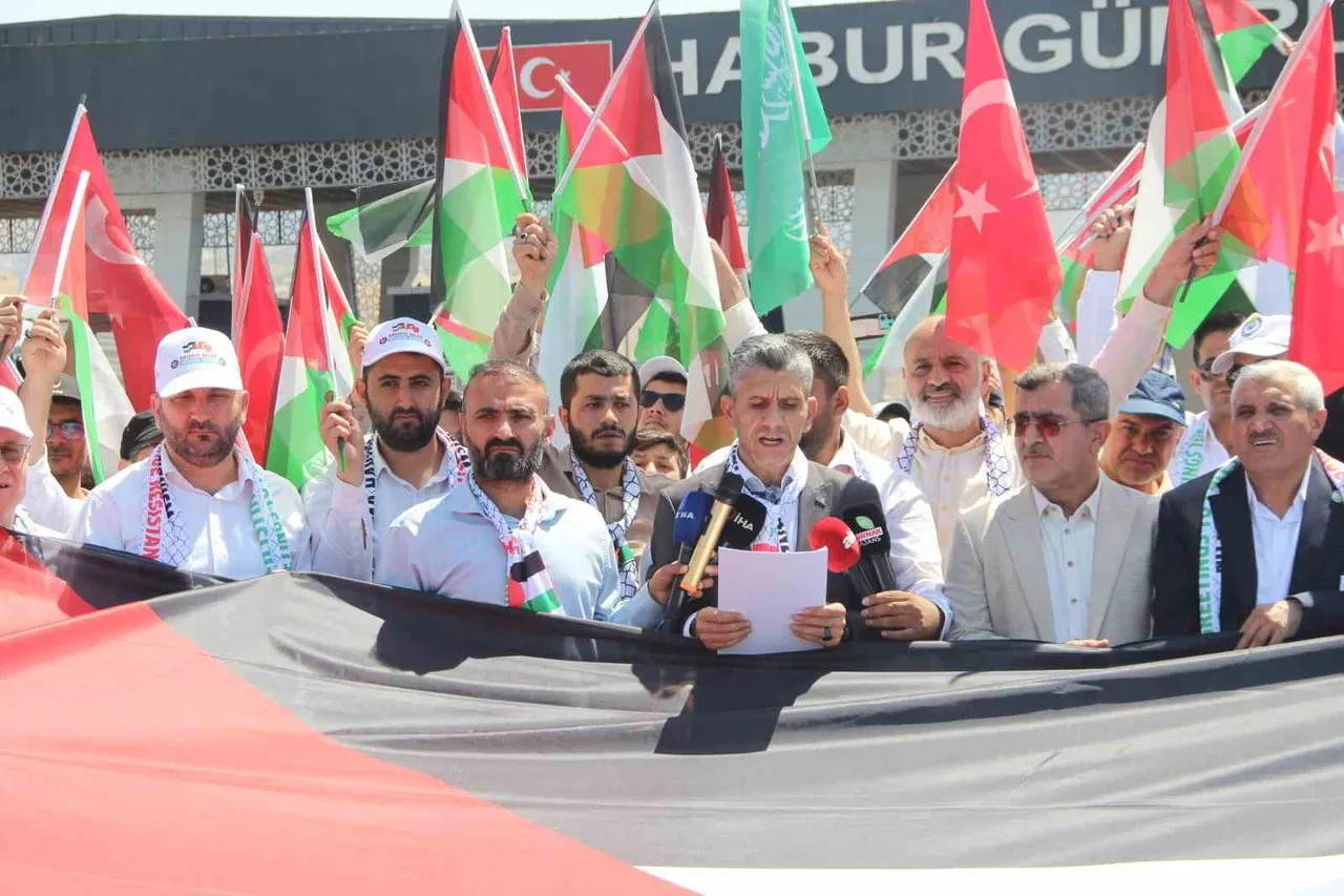 HABUR SINIR KAPISI'NDA IRAK'TA BEKLETİLEN "FİLİSTİN KONVOYU" İÇİN BASIN AÇIKLAMASI...