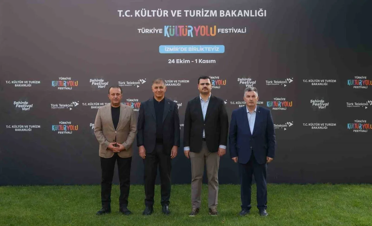 İZMİR MİLLETVEKİLİ EYYÜP KADİR İNAN, İZMİR BÜYÜKŞEHİR BELEDİYE BAŞKANI CEMİL TUGAY İLE BİRLİKTE...