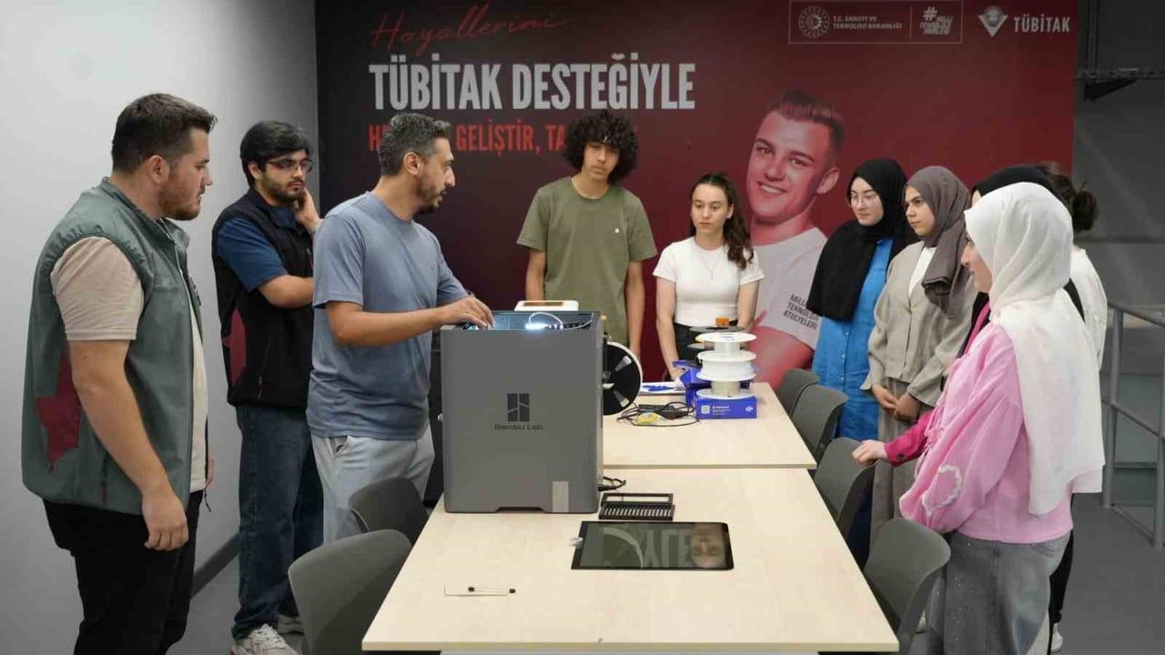 KARABÜK ÜNİVERSİTESİ'NDE (KBÜ) DÜZENLENEN MİLLİ TEKNOLOJİ ATÖLYELERİ LİSE YAZ OKULU'NDA LİSE...