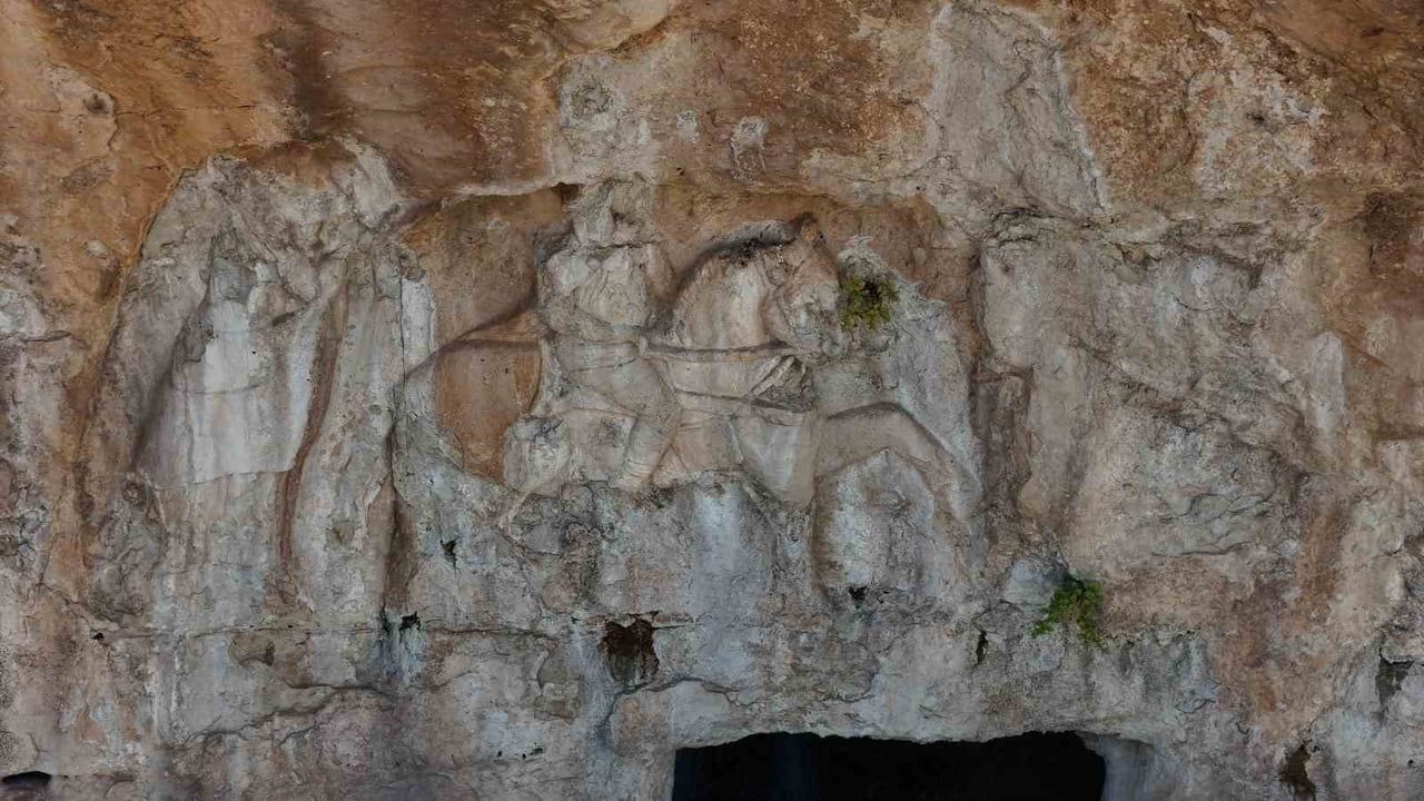 DİYARBAKIR'IN SİLVAN İLÇESİNDE BULUNAN ASIRLIK BOŞAT KALESİ, ÜZERİNDE BULUNAN I.ARDEŞİR'E AİT...
