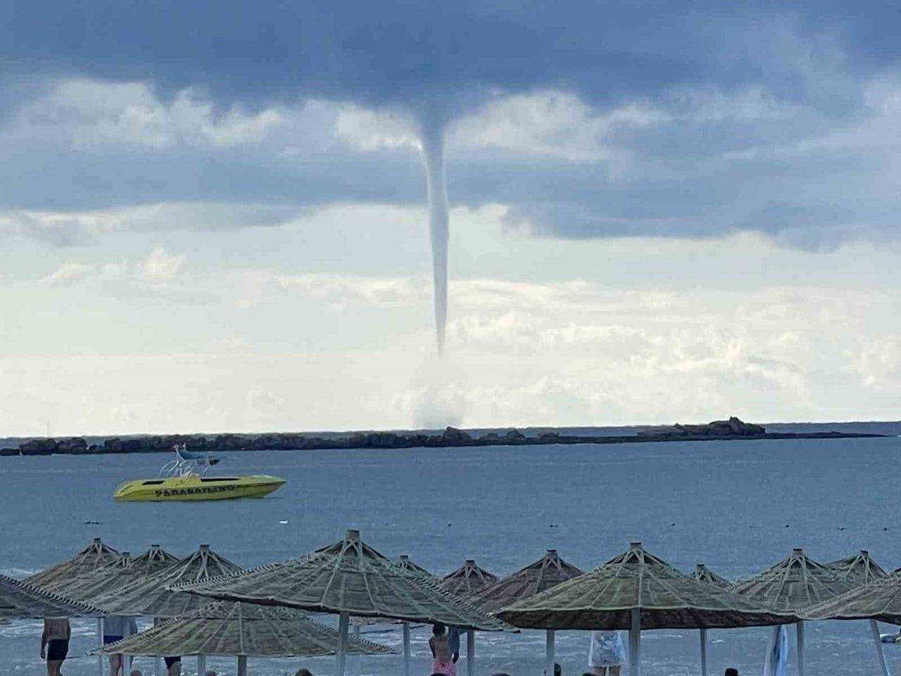 ANTALYA’NIN ALANYA İLÇESİNDE SABAH SAATLERİNDE DENİZ ÜZERİNDE OLUŞAN HORTUM, VATANDAŞLAR VE...