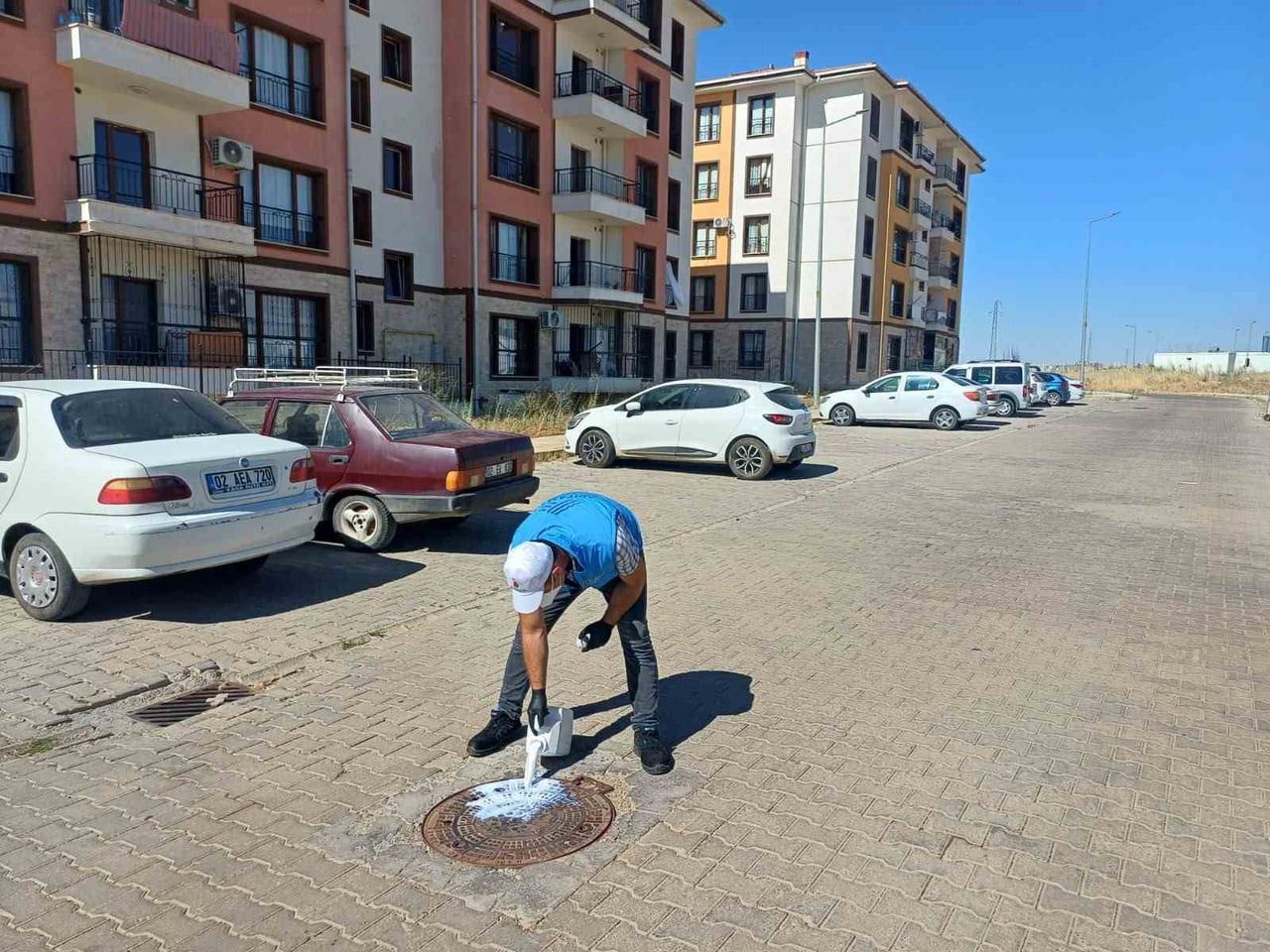 YAZ AYLARINDA ARTAN HAŞERE RİSKİNE KARŞI ÖNLEYİCİ ÇALIŞMALARINI YOĞUNLAŞTIRAN ADIYAMAN BELEDİYESİ...