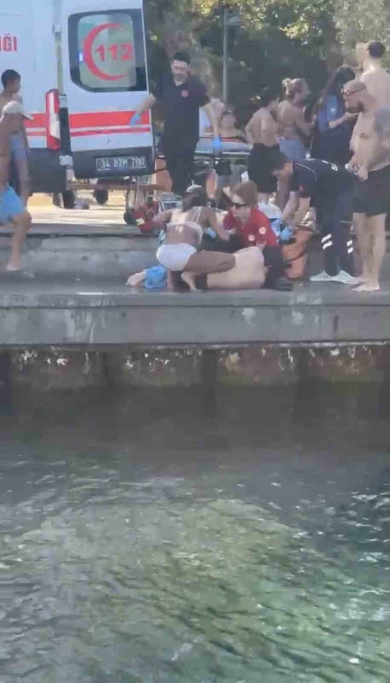 İSTANBUL BEŞİKTAŞ BEBEK SAHİLİ’NDE DENİZE GİREN BİR KİŞİ, BİR SÜRE SONRA BOĞULMA TEHLİKESİ...