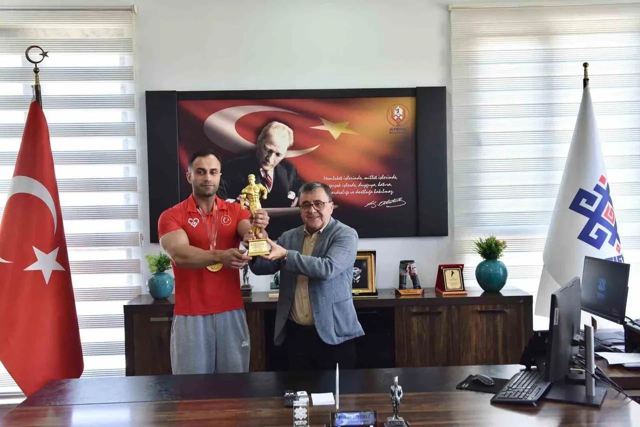 ALTIEYLÜL'ÜN SPORCUSU ÖMER PULLU TÜRKİYE ŞAMPİYONU OLDU. KAZANDIĞI KUPA VE ALTIN MADALYAYLA...