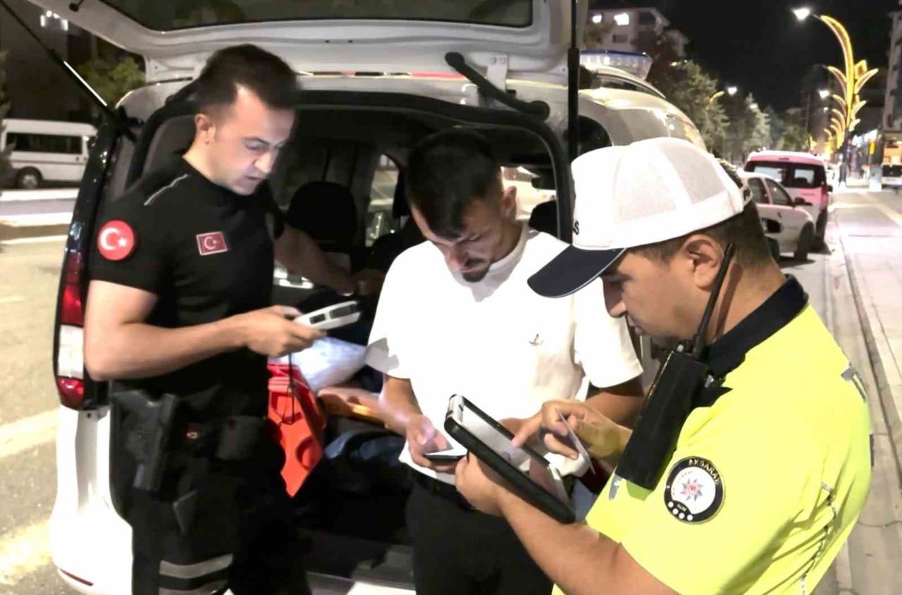 AKSARAY’DA TERÖRLE MÜCADELE EKİPLERİNİN DURDURDUĞU MİNİBÜS SÜRÜCÜSÜ 1.31 PROMİL ALKOLLÜ ÇIKARKEN...