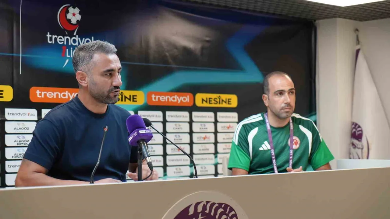 BATMAN PETROLSPOR TEKNİK DİREKTÖRÜ SELÇUK ŞAHİN (SOLDA), IĞDIR FK KARŞILAŞMASININ ARDINDAN...