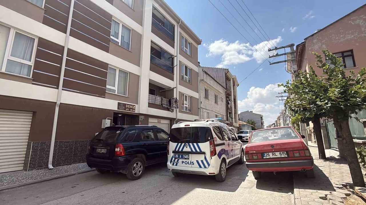 ESKİŞEHİR’DE ÜÇ KATLI APARTMANIN BİRİNCİ KATINDAKİ DAİRENİN CAMINDA OTURURKEN YERE DÜŞEN ÇOCUK...