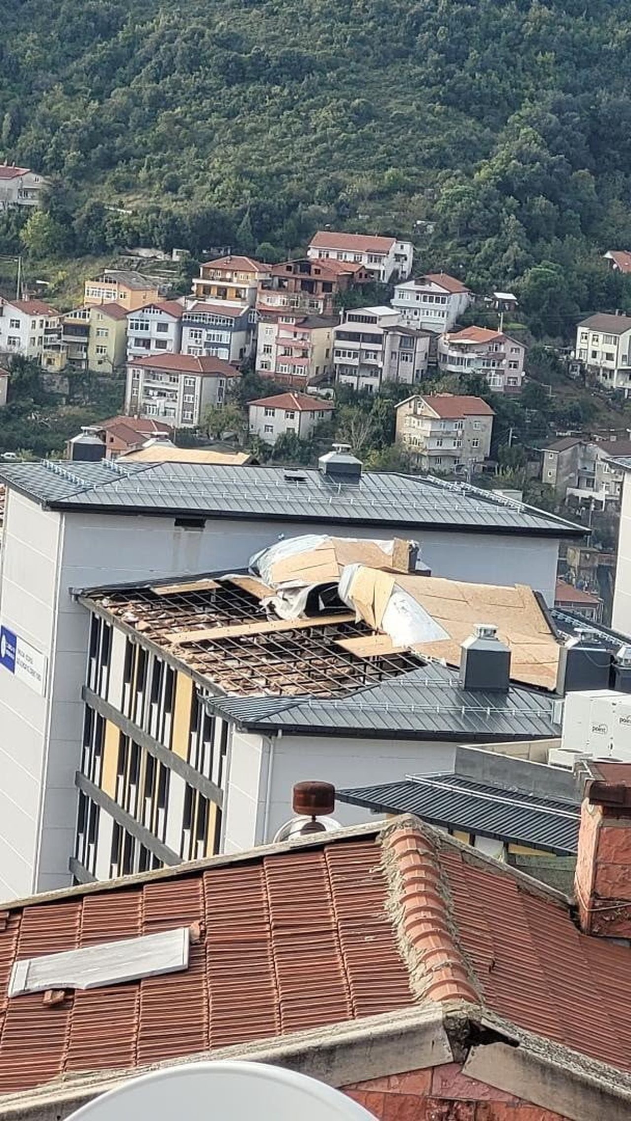 KARADENİZ EREĞLİ İLÇESİNDE ETKİLİ OLAN FIRTINA VE ŞİDDETLİ RÜZGAR NEDENİYLE ÇAVDARLI KYK KIZ...
