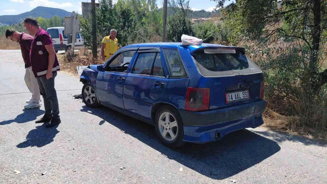 BOLU'NUN MUDURNU İLÇESİNDE OTOMOBİL İLE MOTOSİKLETİN ÇARPIŞMASI NETİCESİNDE MOTOSİKLET SÜRÜCÜSÜ...