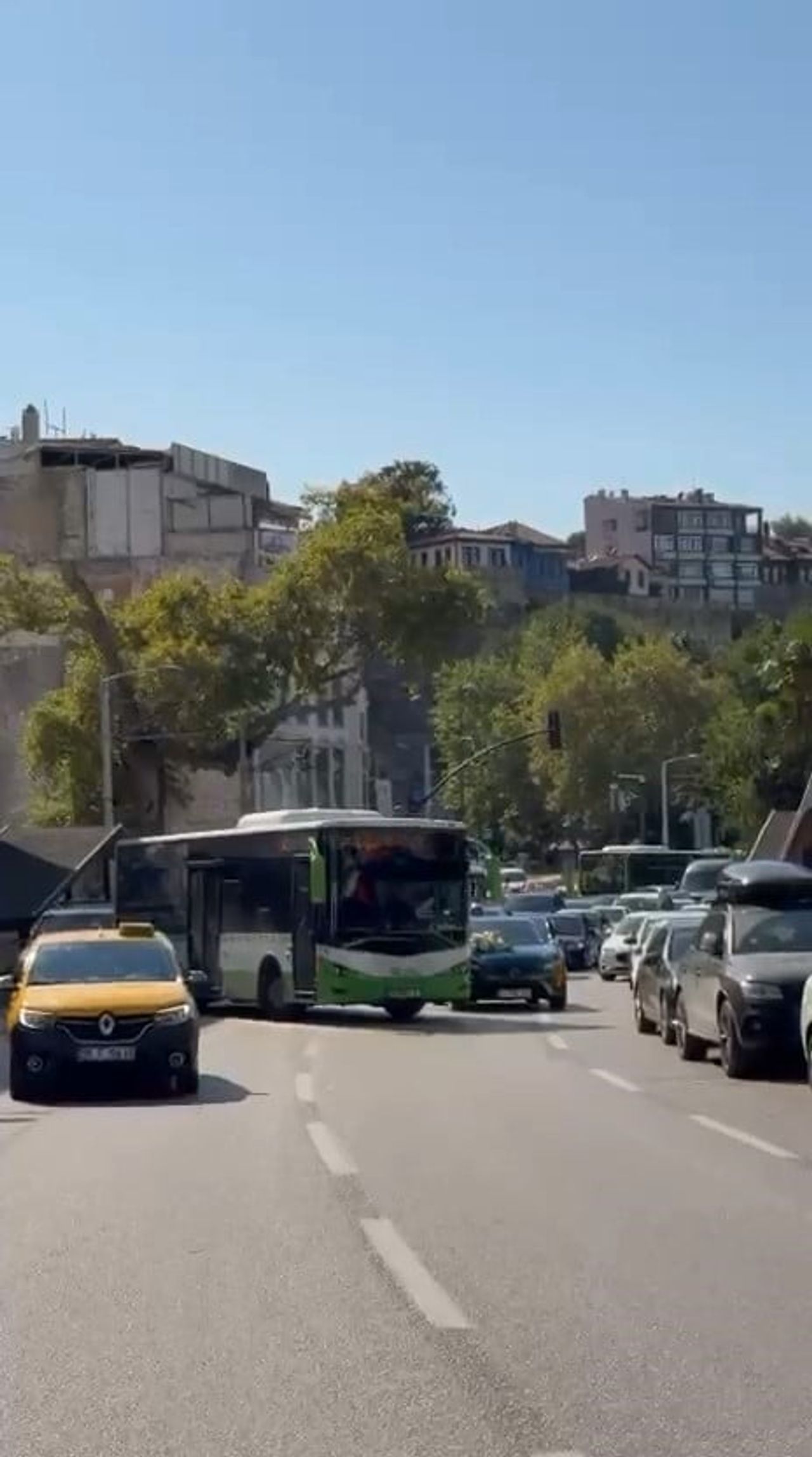 BURSA'DA BELEDİYE OTOBÜSÜ HATTINDAN GEÇEN DÜĞÜN KONVOYUNU GÖREN OTOBÜS SÜRÜCÜSÜ, KONVOYUN ÖNÜNÜ...