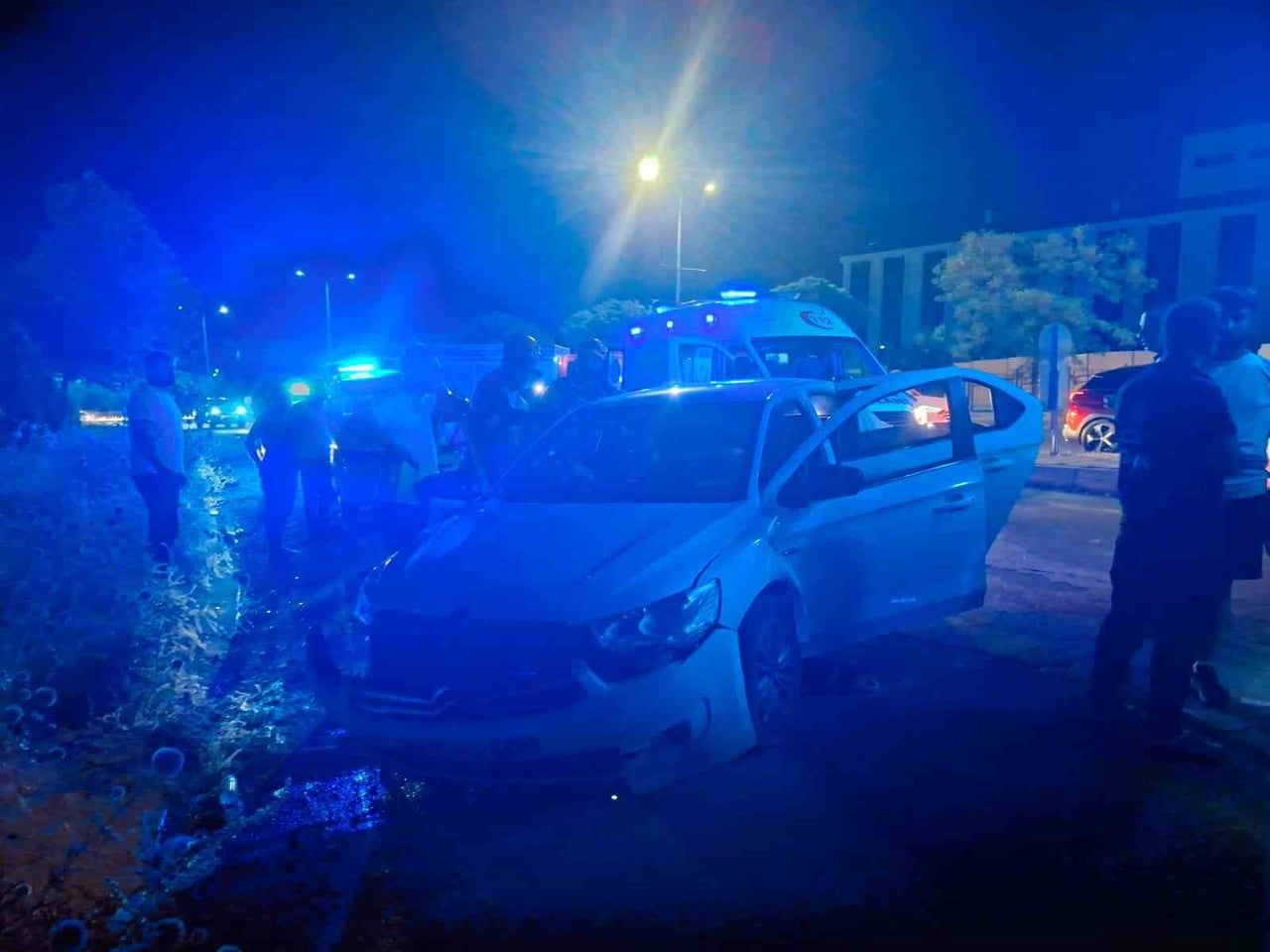 BİNGÖL'DE İKİ OTOMOBİL ÇARPIŞTI: 2 YARALI