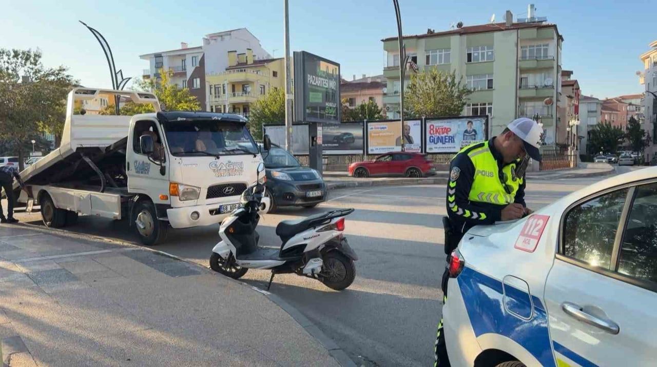 PLAKASIZ MOTOSİKLET 1 AY SÜREYLE TRAFİKTEN MEN EDİLEREK OTOPARKA ÇEKTİRİLDİ.