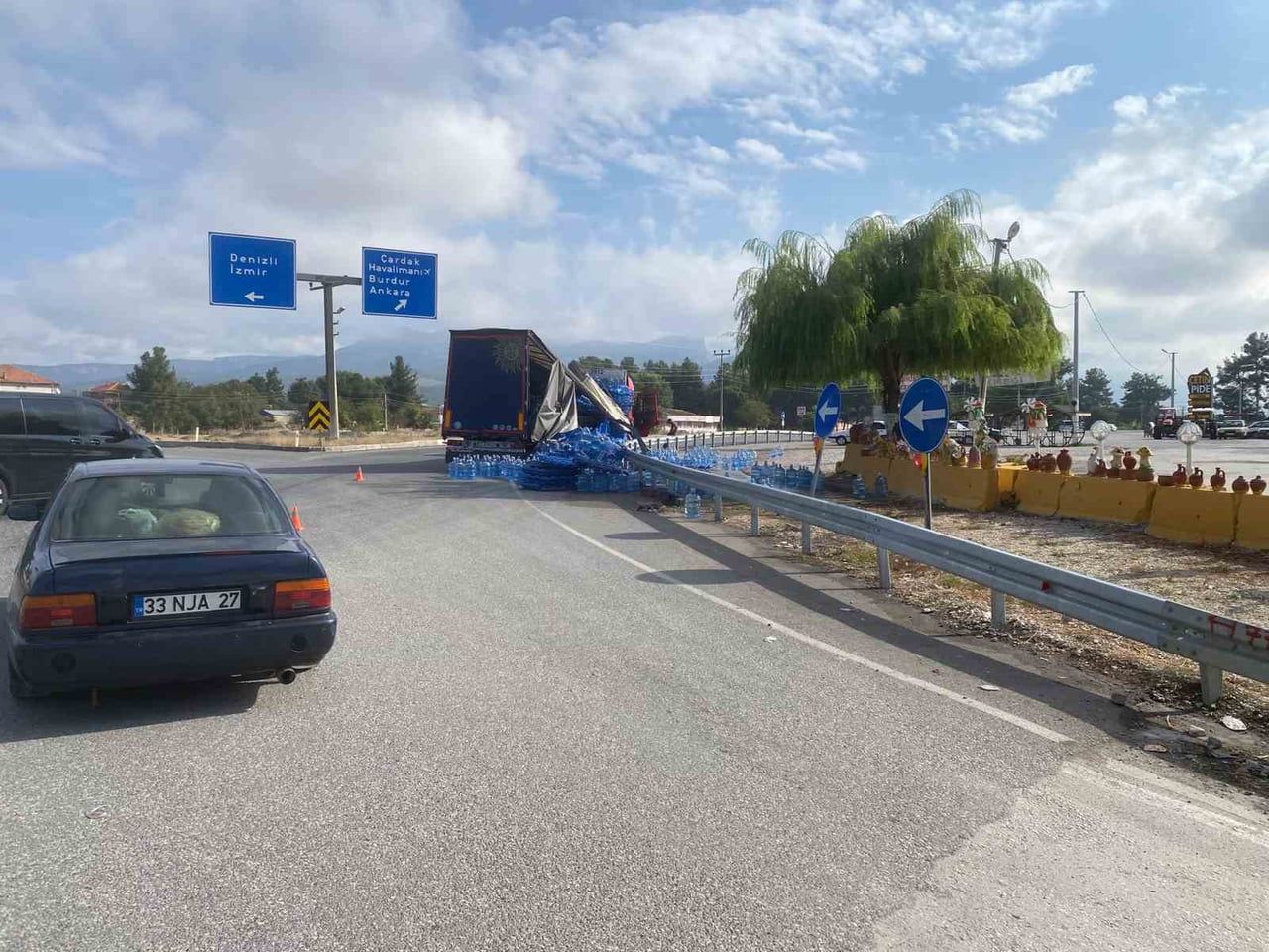 DENİZLİ’NİN BOZKURT İLÇESİ GİRİŞİNDEKİ KAVŞAKTA VİRAJI ALAMAYAN SU YÜKLÜ TIR YAN YATTI. DORSENİN...
