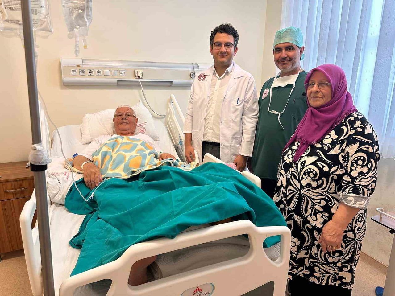 SARAY DEVLET HASTANESİ'NDE İLK KEZ İKİ HASTAYA TOTAL DİZ PROTEZİ AMELİYATI...