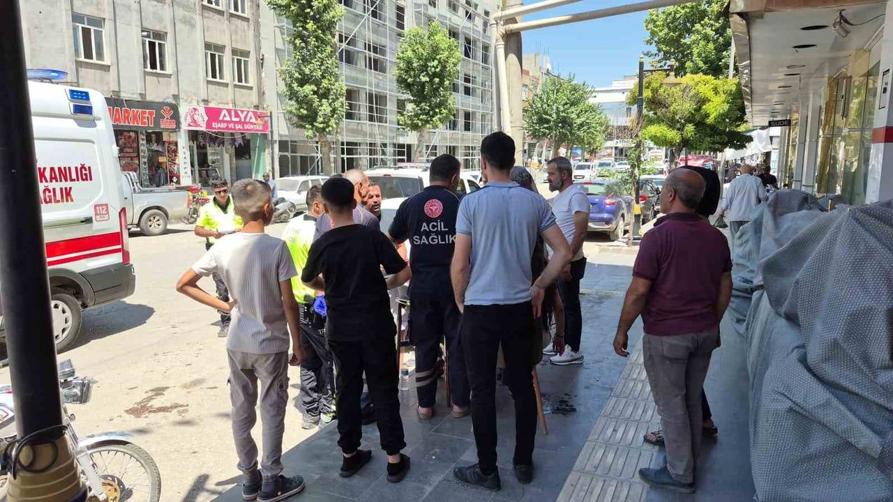 ADIYAMAN'DA PANELVAN ARAÇ İLE MOTOSİKLETİN ÇARPIŞMASI SONUCU MOTOSİKLET SÜRÜCÜSÜ KADIN İLE...