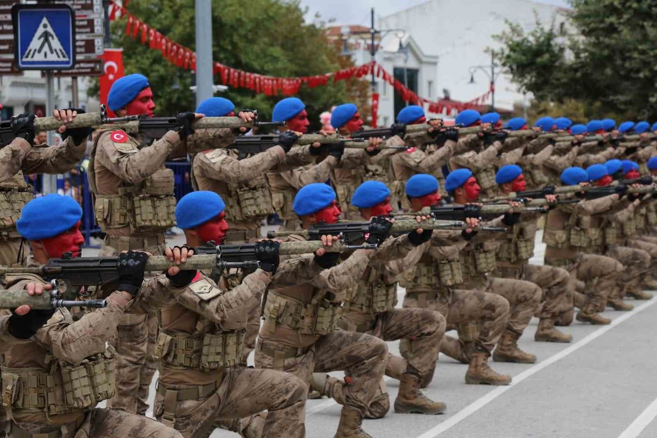 JANDARMA KOMANDO EĞİTİM MERKEZ KOMUTANLIĞI GÖSTERİ BİRLİĞİ’NİN GÖSTERİLERİ BÜYÜK İLGİ...