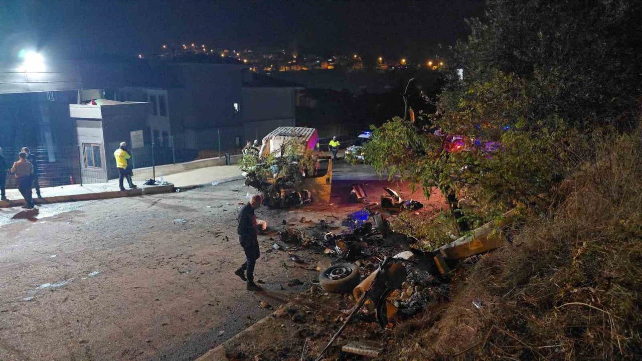 KARABÜK’TE TEKSTİL İŞÇİLERİNİ TAŞIYAN SERVİS MİNİBÜSÜNÜN BETON ELEKTRİK DİREĞİNE ÇARPMASI SONUCU...