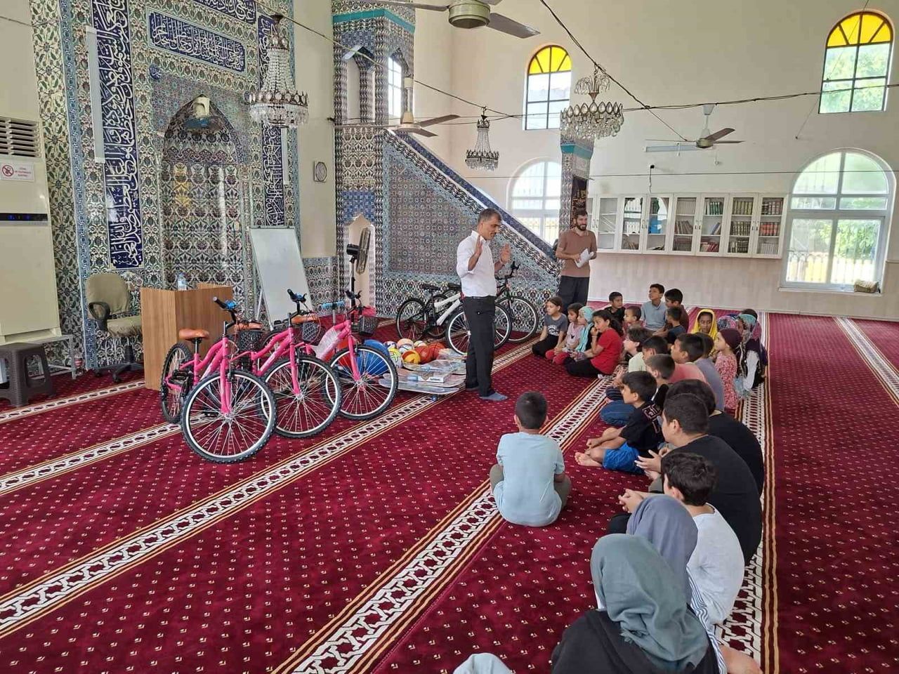 ADANA’NIN YUMURTALIK İLÇESİNDE KUR'AN KURSUNU TAMAMLAYAN ÖĞRENCİLERE HEDİYELER DAĞITILDI.