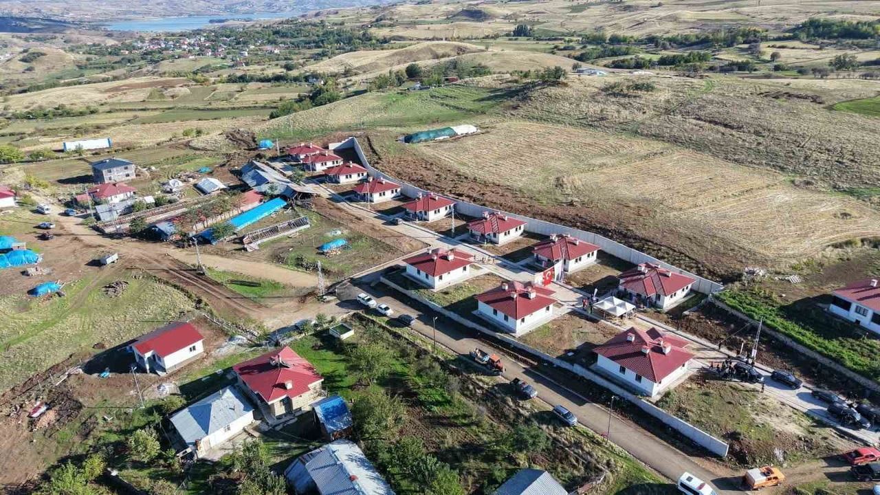 TUNCELİ’NİN BURMAGEÇİT KÖYÜNDE YAPIMI TAMAMLANAN 11 KIRSAL KONUTUN ANAHTARI HAK SAHİPLERİNE TESLİM...