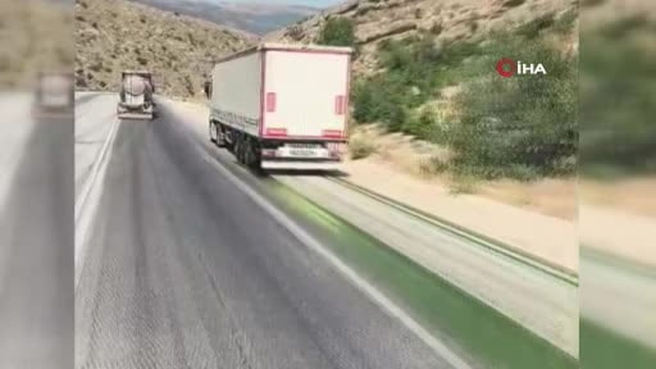 Tırın yola boya dökerek arkasından gelen araçları mora boyadığı anlar kamerada