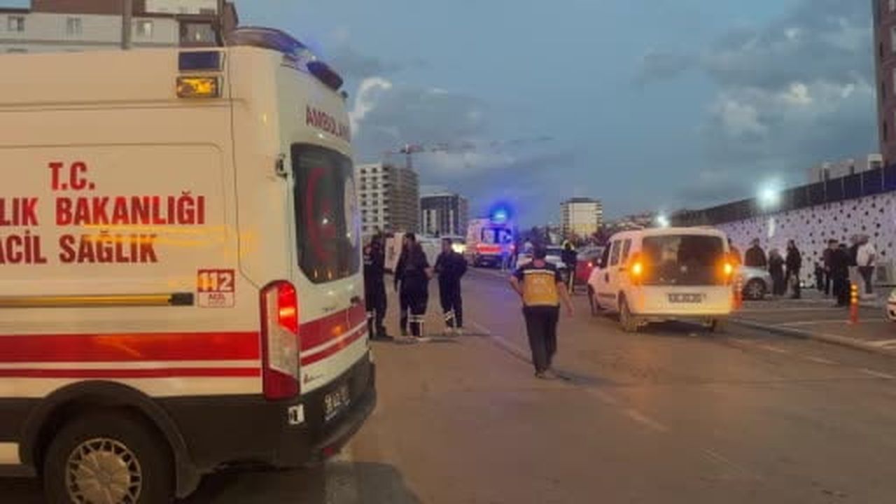 Kaza yapan minibüs park halindeki otomobile çarpıp yan yattı