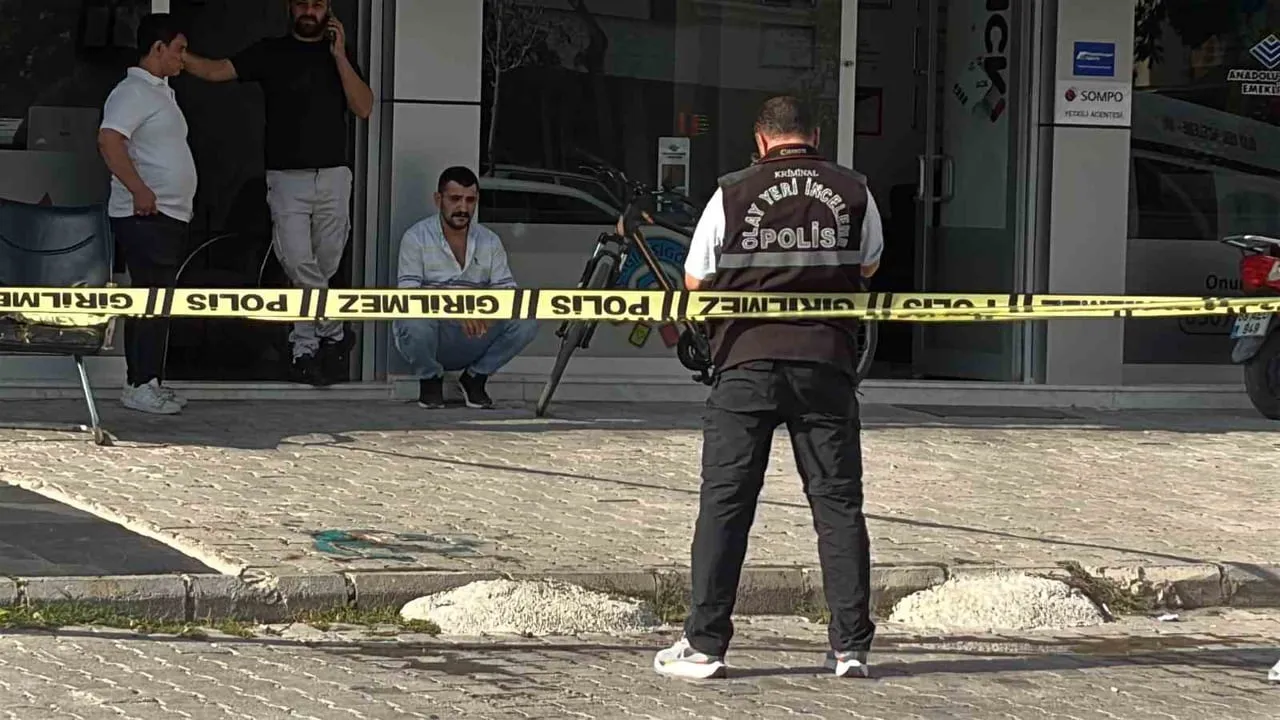 AKSARAY'DA 7 KATLI BİR BİNANIN 5. KATINDAN DÜŞEREK AĞIR YARALANAN 49 YAŞINDAKİ ADAM KALDIRILDIĞI...
