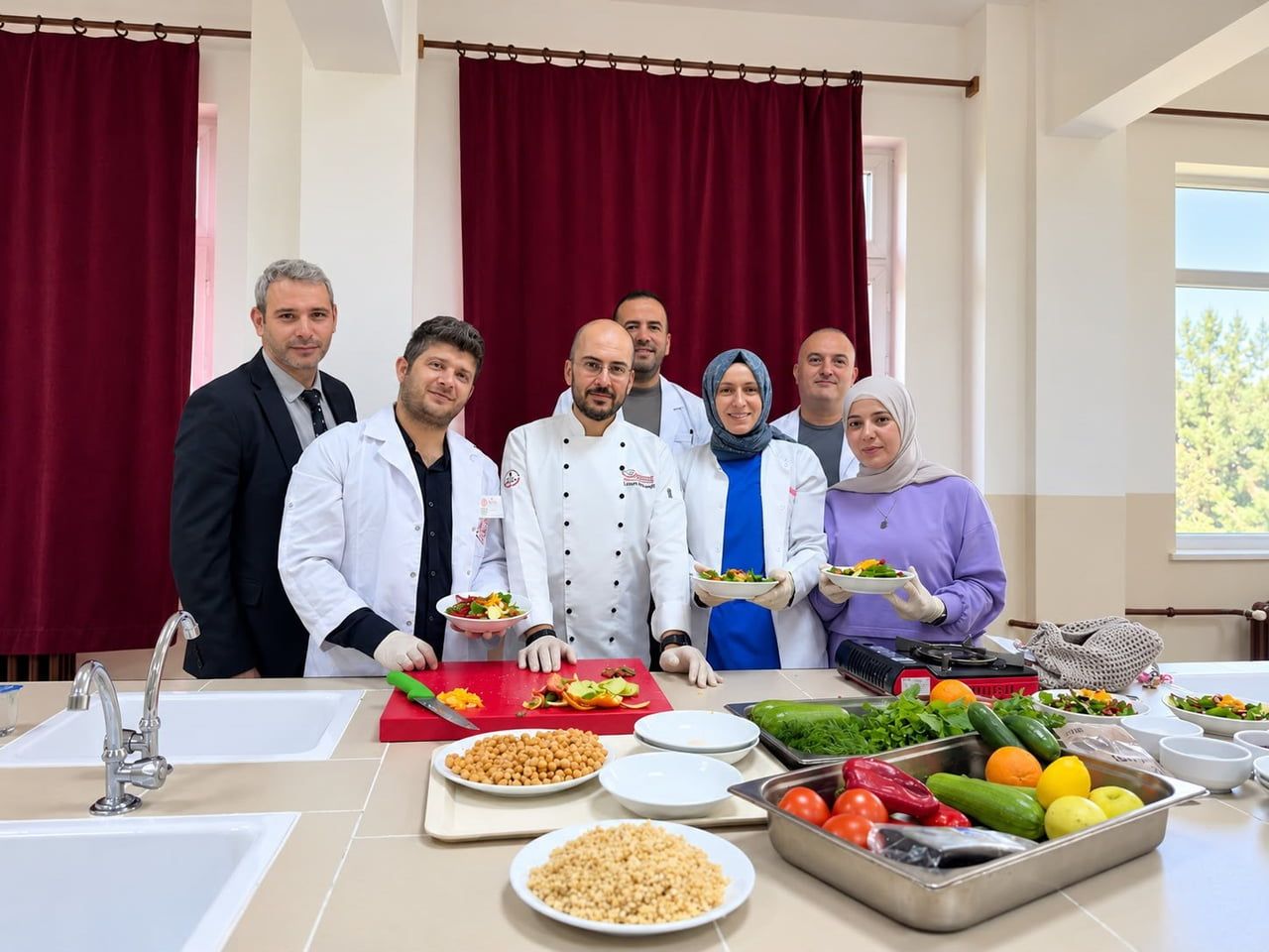 'LADİK SAĞLIKLI NEFES PROJESİ' KAPSAMINDA DÜZENLENEN SAĞLIKLI BESLENME ATÖLYESİNDE ÖĞRETMENLER...