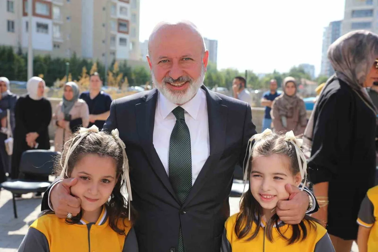 KOCASİNAN BELEDİYE BAŞKANI AHMET ÇOLAKBAYRAKDAR, 2026-2027 EĞİTİM-ÖĞRETİM YILININ İLK GÜNÜNDE...