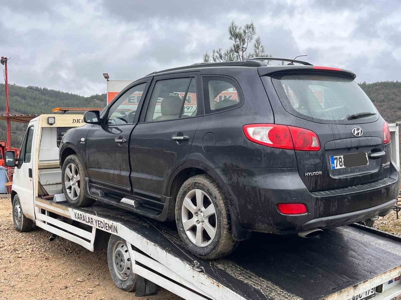 KARABÜK’TE BÖLÜNMÜŞ YOLDA TERS YÖNDE İLERLEYEREK TRAFİĞİ TEHLİKEYE DÜŞÜREN  OTOMOBİLİN SÜRÜCÜSÜNE...