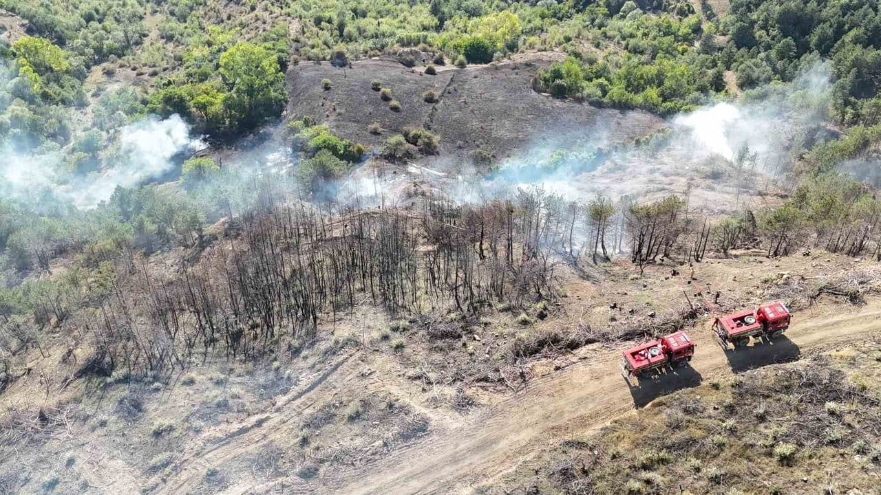 KARABÜK’TE YAKLAŞIK 25 DÖNÜM ALANDA ETKİLİ OLAN ANIZ YANGININDA BİR SAMANLIK KULLANILAMAZ HALE...