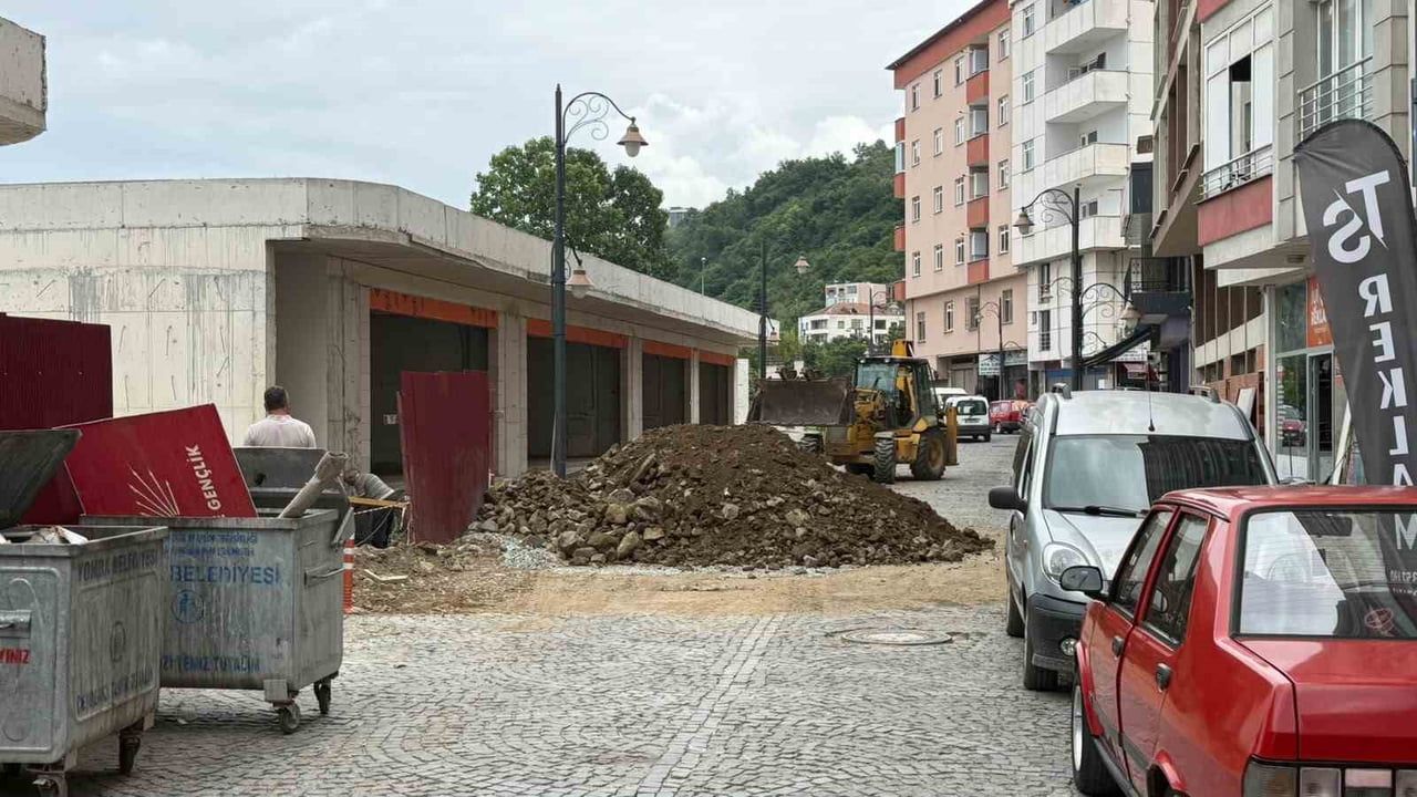 İSTİFA DEPREMİNİN ARDINDAN YOMRA İLÇESİ’NDE CHP’NİN İLÇE GENÇLİK KOLLARINA AİT PARTİ TABELASININ...