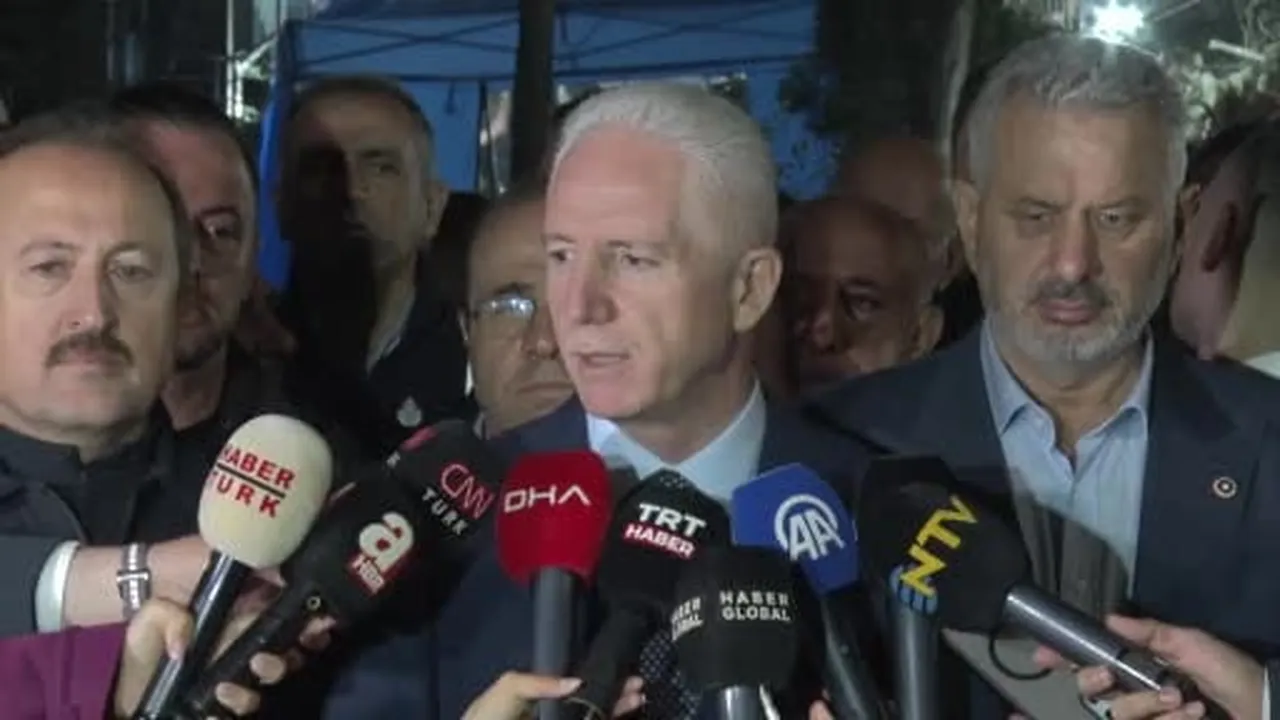 Vali Gül: "Enkaz altında bulunan 20, 40 ve 60 yaşlarındaki 3 kişiye ulaşma çalışmaları devam...