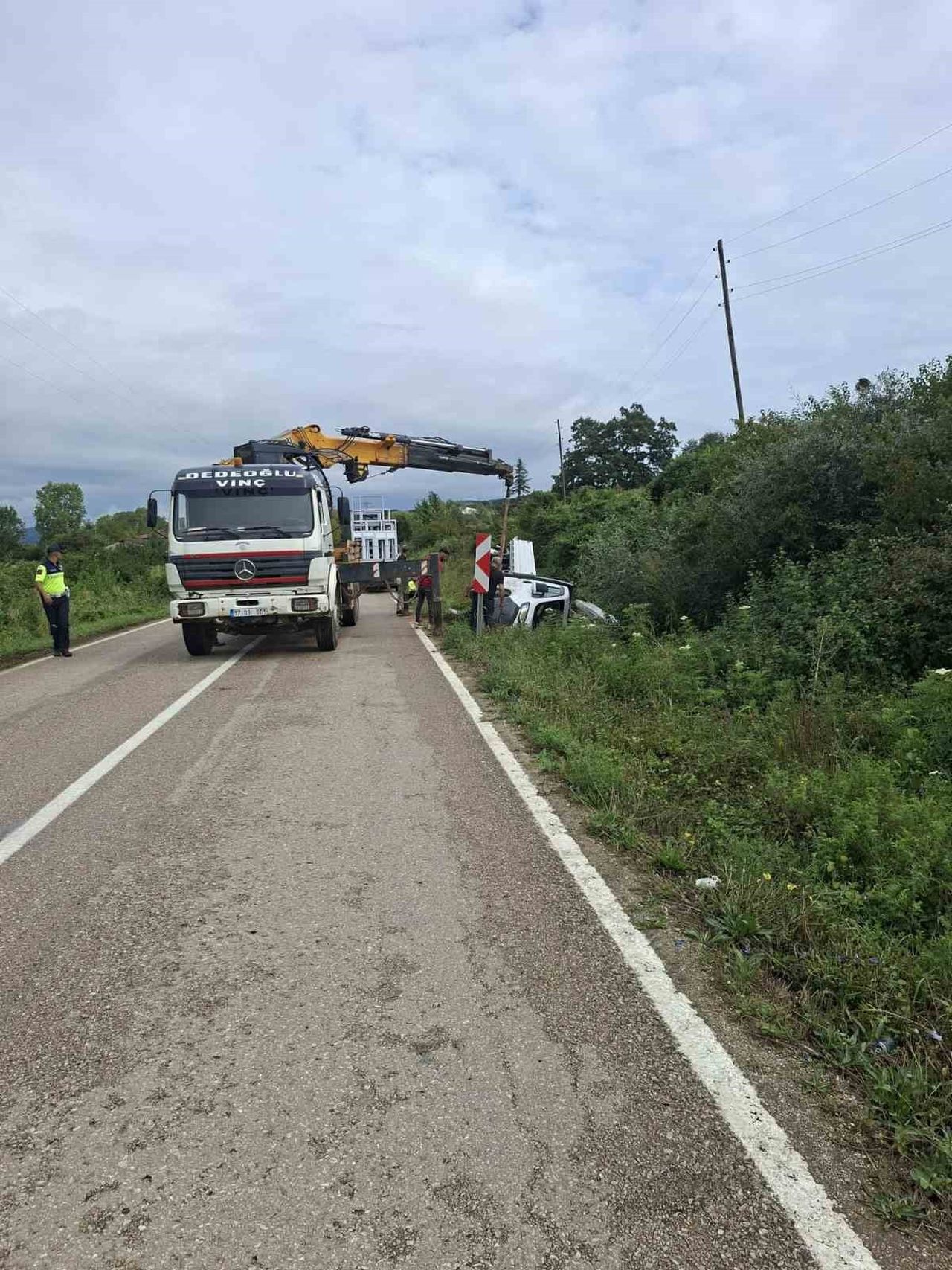 SİNOP-ERFELEK KARA YOLUNDA MEYDANA GELEN TRAFİK KAZASINDA CAM YÜKLÜ BİR KAMYONET KONTROLDEN...
