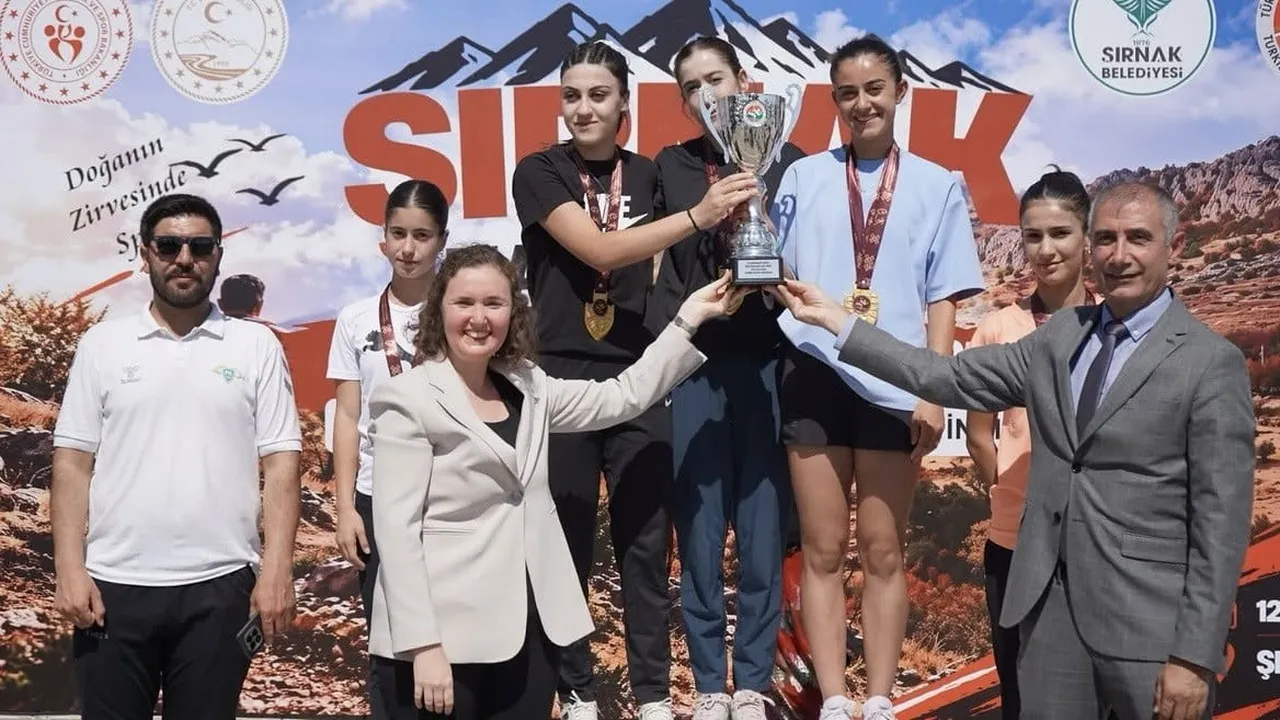 VANLI ATLETİZM SPORCUSU MERYEM KORKUÇ, ŞIRNAK'TA DÜZENLENEN DAĞ KOŞULARI TÜRKİYE ŞAMPİYONASI'NDA...