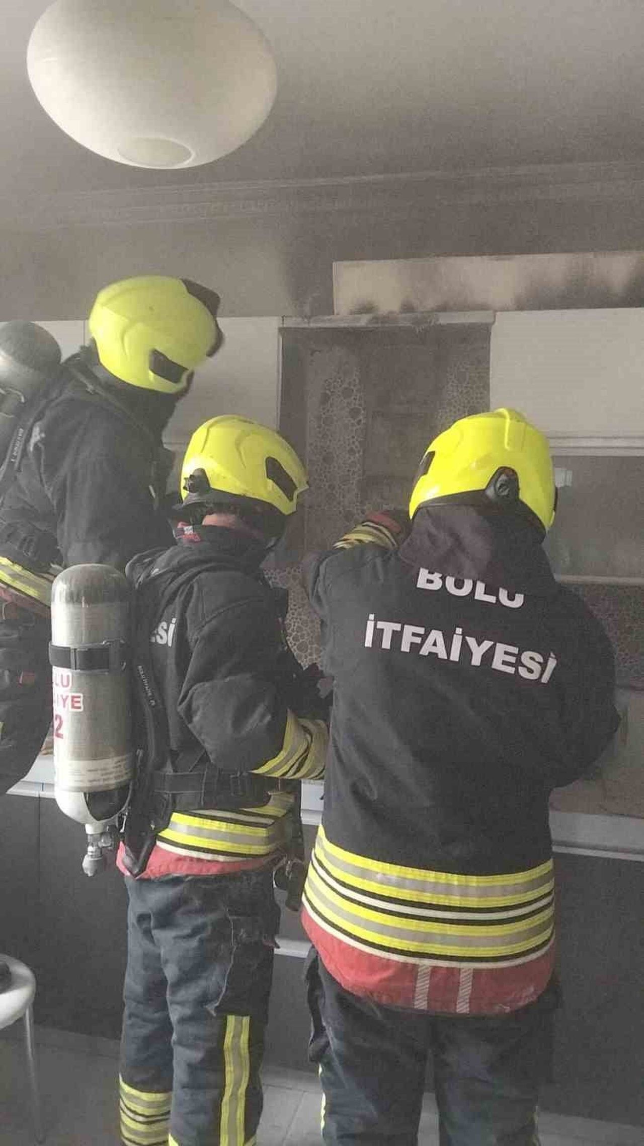 BOLU’DA BİR EVİN MUTFAĞINDA ALEV ALAN ASPİRATÖR, İTFAİYE EKİPLERİNCE SÖNDÜRÜLEREK BİNA DIŞINA...