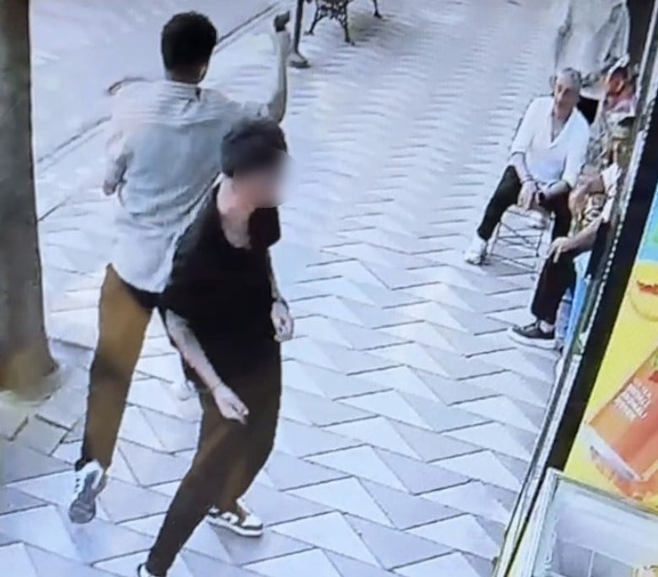 ESKİŞEHİR’İN ODUNPAZARI İLÇESİNDE İKİ GRUP ARASINDA ÇIKAN TARTIŞMADA SİLAHLA KOVALADIĞI ŞAHSI...
