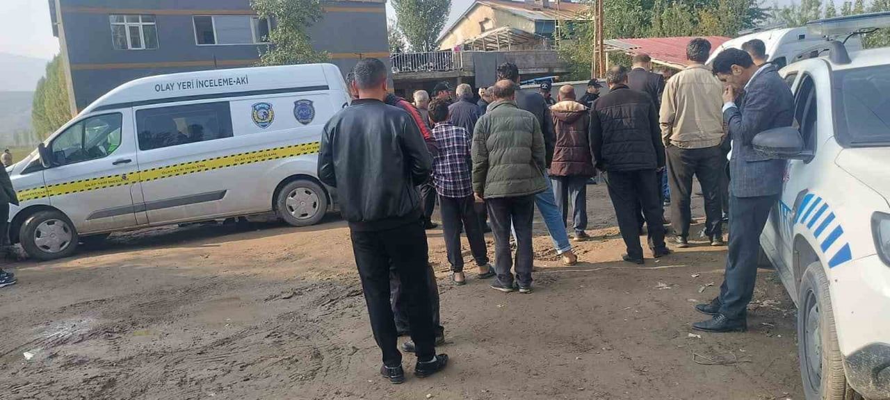 MUŞ'UN HASKÖY İLÇESİNDE TOPRAK ANLAŞMAZLIĞI NEDENİYLE KARDEŞİNİN EVİNE SİLAHLA ATEŞ AÇAN ŞAHIS;...