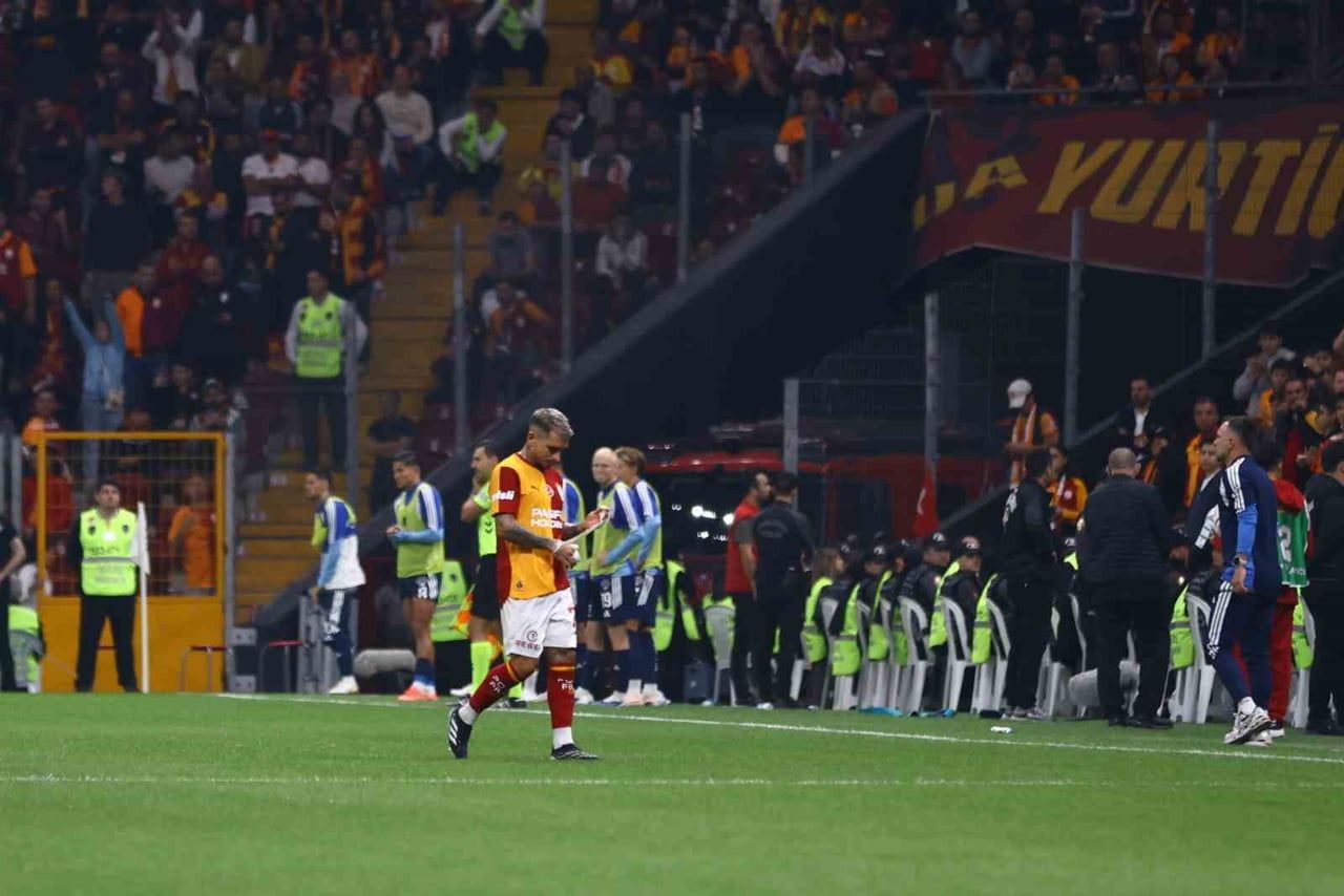 GALATASARAY’IN URUGUAYLI FUTBOLCUSU LUCAS TORREİRA, KASIMPAŞA MAÇININ 65. DAKİKASINDA KIRMIZI...