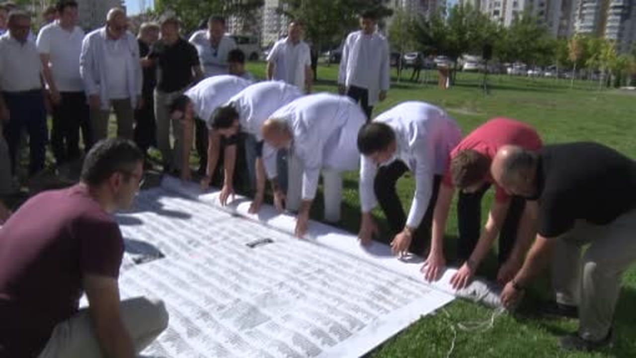 Gazze'de ölen çocukların ismi 12 metre uzunluğundaki pankarta sığmadı