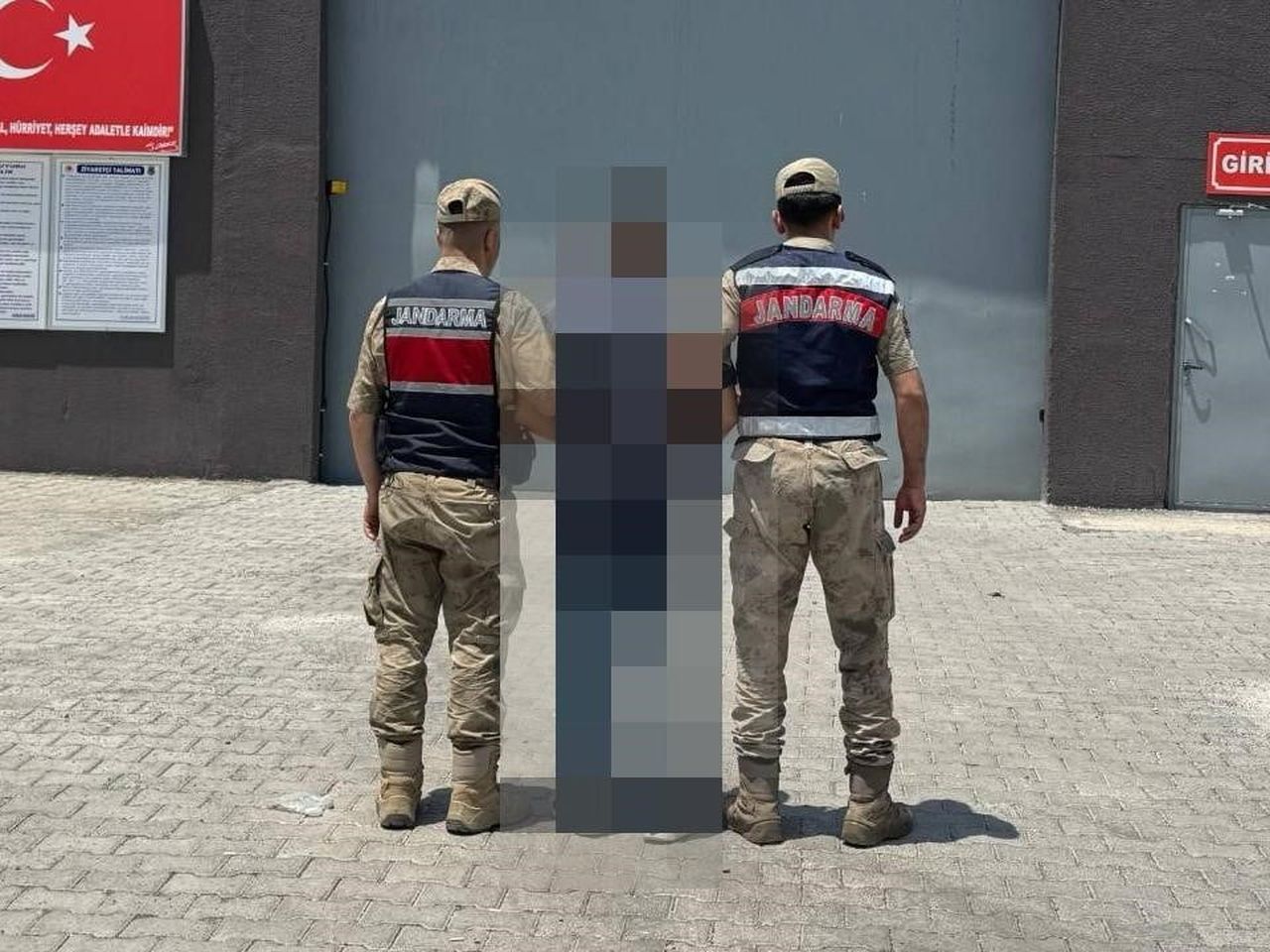 ŞANLIURFA’DA UYUŞTURUCU TİCARETİNDEN ARANAN HÜKÜMLÜ YAKALANDI