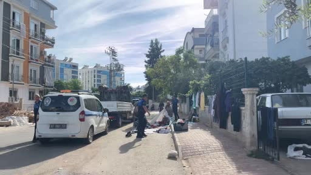 Malzemelerine el konulan seyyar satıcılar, zabıta ekiplerine direndi