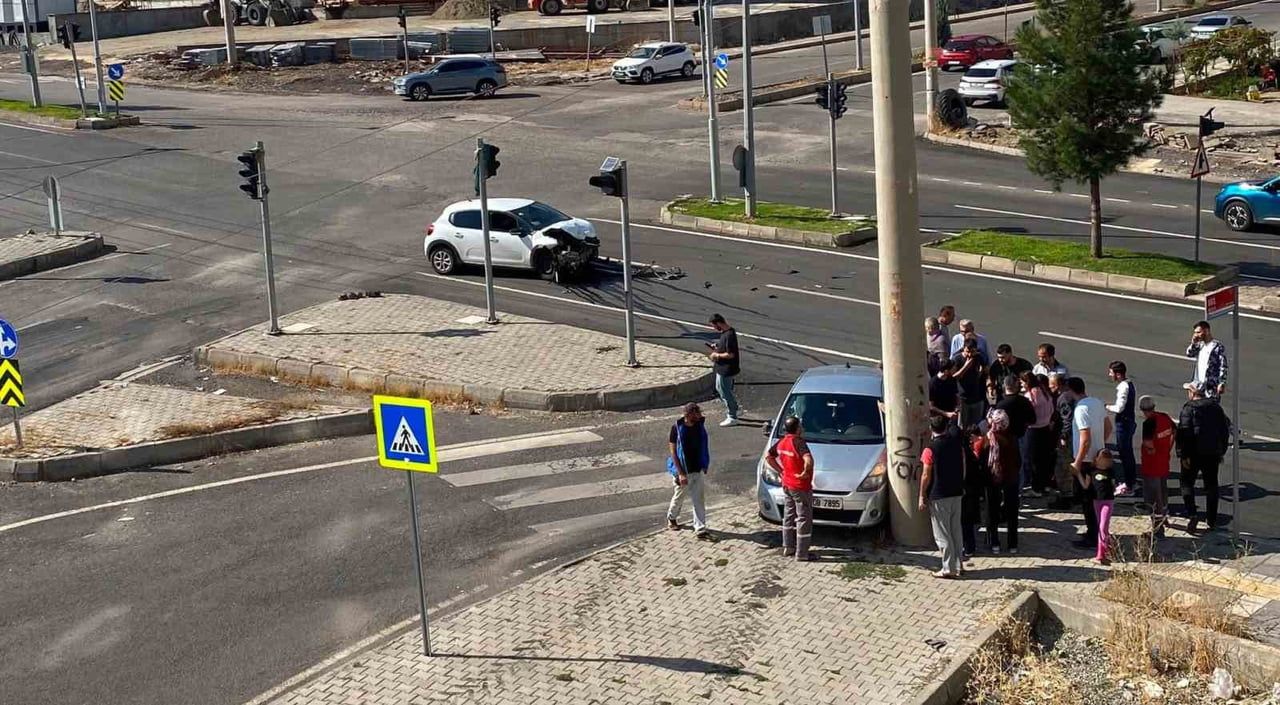 DİYARBAKIR’DA İKİ ARACIN ÇARPIŞMASI SONUCU MEYDANA GELEN TRAFİK KAZASINDA 3 KİŞİ...